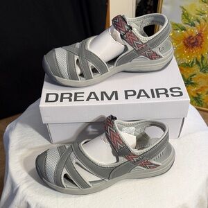 “NEW”Dream Pairs Gray Sandals with Pink Chevron Strap sz 8 1/2